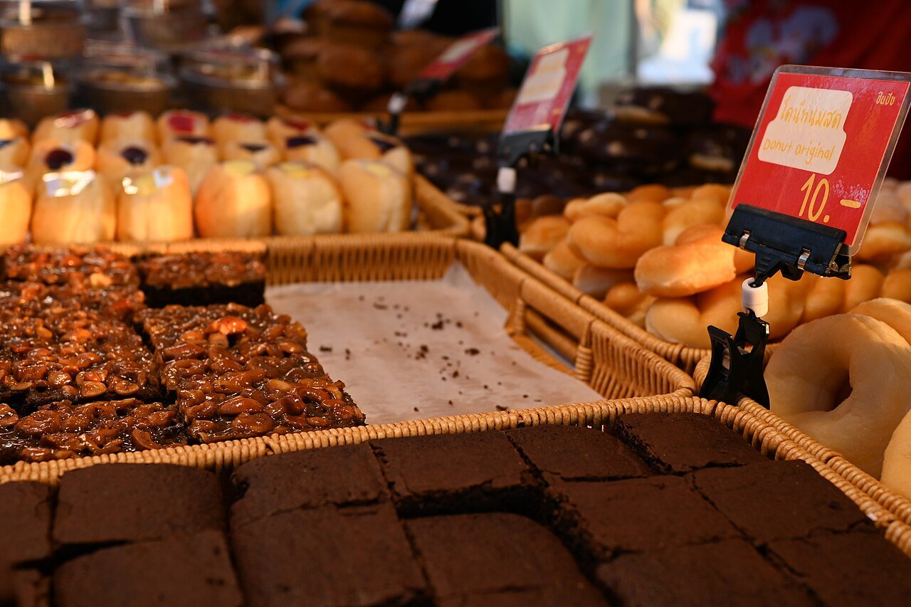 Vitrine com doces variados recém-assados